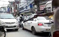 Điều khiển giao thông bằng... điếu cày!